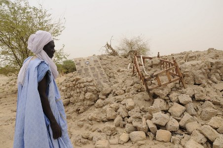 En 2013, le chef de la corporation des maçons de Tombouctou, Mali, devant les ruines du mausolée du Cheikh Sidi Ahmed Ben Amar Arragadi, cimetière des trois Saints, Tombouctou, Mali. ©MINUSMA/Sophie Ravier