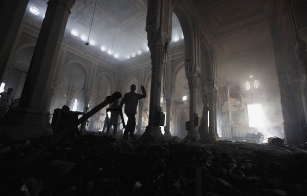 La mosquée Rabia Adawiya saccagée le 14 août 2013 par les forces de sécurité égyptiennes qui ont violemment réprimé les Frères musulmans sur ordre d'Abdel Fattah al-Sissi.
