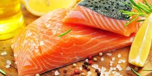 Peu présents dans notre alimentation, les oméga-3 sont pourtant essentiels à notre santé. On en trouve dans les poissons gras (le saumon, par exemple), dans certaines huiles végétales (noix, lin, colza…), dans les fruits à coque (noisettes, noix, amandes…).