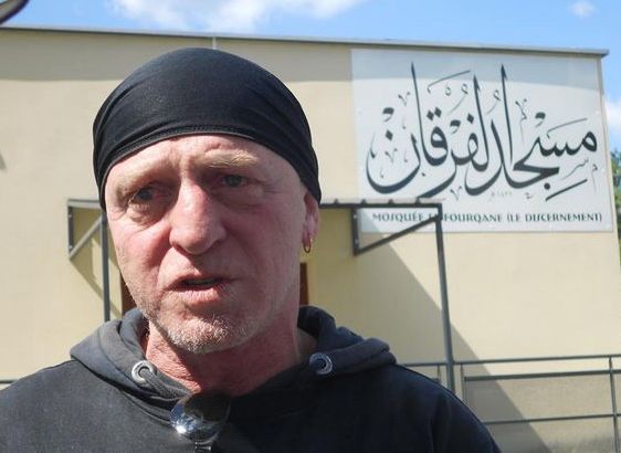 Philippe Martinez, le marin qui a sauvé plus de 1 800 réfugiés à la dérive en Méditerranée, a été honoré à la mosquée de Valence dimanche 6 septembre.