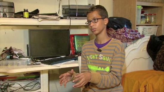 Ahmed Mohamed, 14 ans, a été arrêté par la police après avoir été signalé par le collège que l'ado avait une bombe sur lui, qui était en fait une horloge.