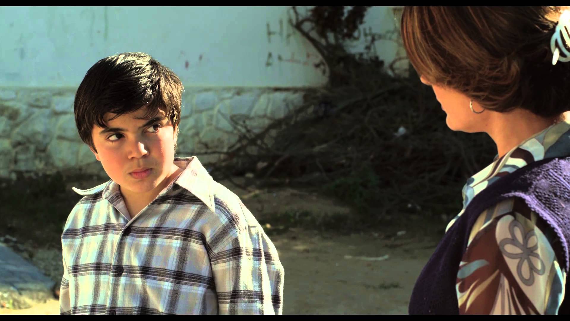 Dans le film "Adios Carmen". On découvre Amar, un petit garçon de 10 ans, qui va se lier d'amitié à Carmen, l'ouvreuse du cinéma local