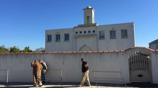 Une tête de sanglier à l’entrée de la mosquée d’Aubagne