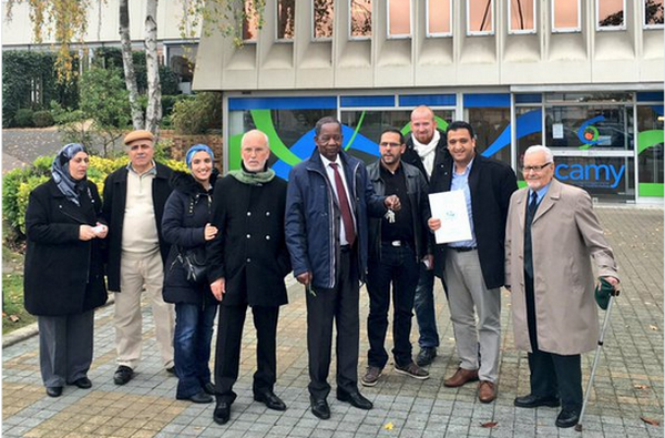 L'Association des musulmans de Mantes Sud (AMMS) après la signature de l'acte d'achat d'un bâtiment avec la communauté d'agglomération de Mantes en Yvelines le 29 octobre 2015.