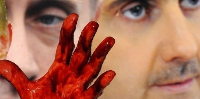 « Opération César », un témoignage accablant contre les exactions de Bachar Al-Assad commises contre son peuple. Cette photo a été prise lors d'une opération d'Avaaz devant le Conseil de sécurité de l'ONU en 2012 pour dénoncer les crimes du régime syrien et le soutien russe. Les comédiens avaient alors été recouverts de faux sang.