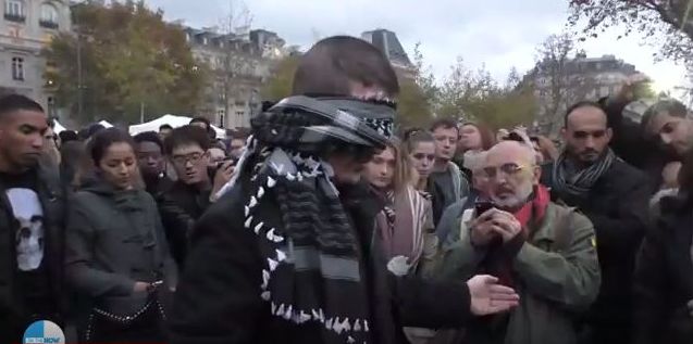 A Paris, un musulman ouvre ses bras contre l’islamophobie (vidéo)