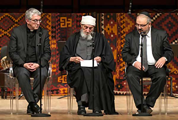 De g. à dr. : Mgr Bressan, archevêque de Trento, shaykh Abd al-Wahid Pallavicini, maître spirituel de la confrérie contemplative islamique Ahmadiyyah Idrîsiyyah Shâdhiliyyah et le rabbin Alfonso Arbib, grand rabbin de Milan. (photo : ©  IHEI)