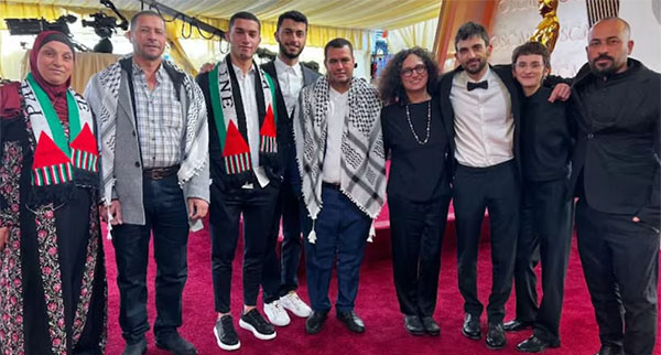Le réalisateur palestinien Basel Adra (quatrième depuis la gauche), pose avec ses collaborateurs du film « No Other Land » aux Oscars 2025. © Basel Adra / Instagram