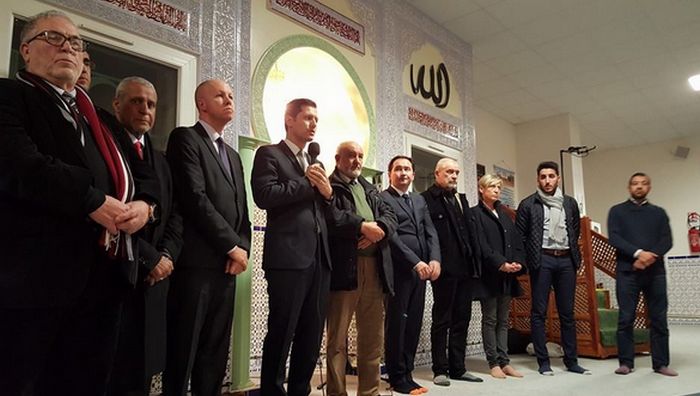 Un rassemblement de soutien a été organisé à la mosquée de Valence (Drôme) par son imam Abdallah Dliouah (tout à dr.) et le CRCM Rhônes-Alpes au lendemain de l'attaque contre des militaires chargés de la protection du lieu de culte, vendredi 1er janvier.