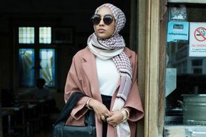 La campagne H&M avec une femme musulmane voilée à l'affiche.