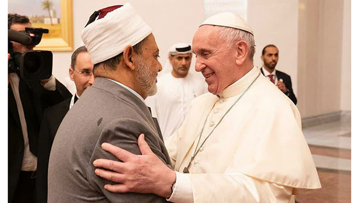 Le grand imam d'Al-Azhar, Ahmed Al-Tayyeb, aux côtés du pape François en 2019 aux Emirats arabes unis. © Al-Azhar