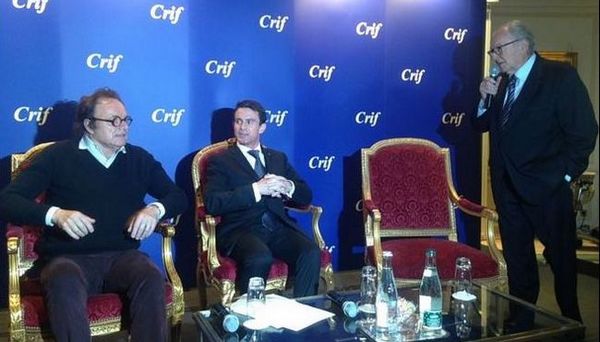 Le Premier ministre Manuel Valls chez Les Amis du CRIF aux côtés de Roger Cukierman (à dr.) et de l'animateur Guillaume Durand lors d'une rencontre organisée lundi 18 janvier.