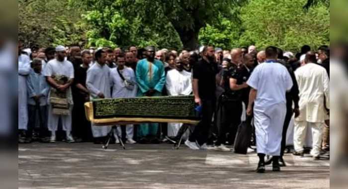 La dépouille d'Aboubakar Cissé a été accueillie, vendredi 2 mai, par la mosquée de La Grand-Combe pour une prière mortuaire. © Dominique Sopo