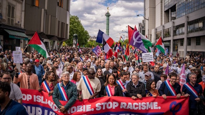 A Paris et en province, des milliers de manifestants dans les rues pour dire stop à l'islamophobie