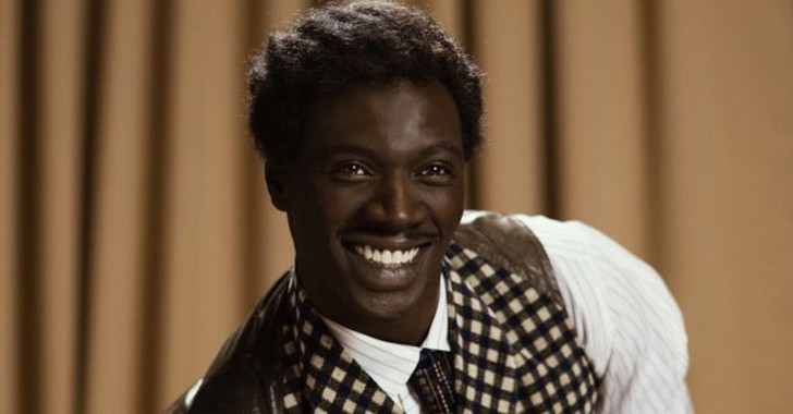 Omar Sy relève un nouveau défi en incarnant sur scène le regretté Chocolat, film réalisé par Roschdy Zem, en salles le 3 février.