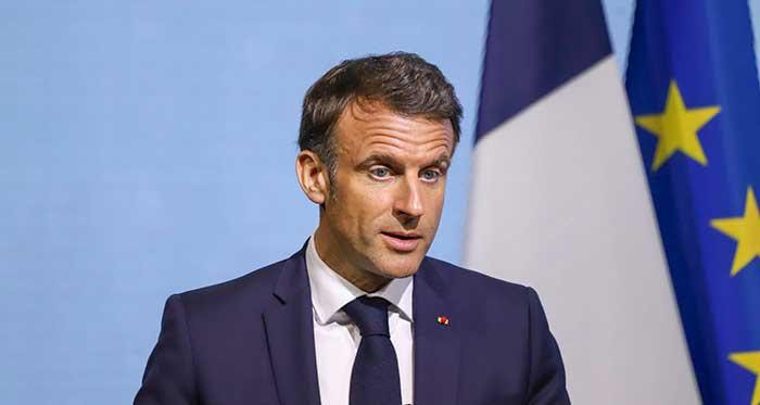 Face à l'Algérie, Emmanuel Macron appelle à la fermeté du gouvernement