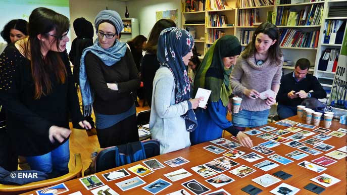 Le Réseau européen contre le racisme (ENAR) a mené une vaste enquête sur l’impact de l’islamophobie sur les femmes musulmanes dans huit pays européens. Les résultats de cette étude « Forgotten Women » seront rendus publics lors d’une conférence, le 26 mai 2016, à Bruxelles. Entre juin et décembre 2015, huit tables rondes ont rassemblé, dans chaque pays, des représentants et activistes d’associations antiracistes, féministes et des femmes musulmanes. Ici, les participants à la table ronde organisée en Belgique, en novembre 2015.