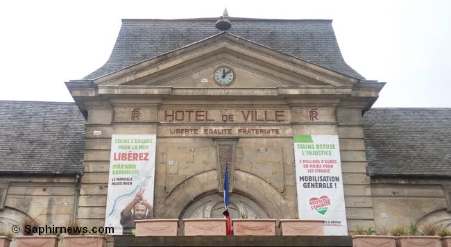 Sur le fronton de la mairie de Stains (Seine-Saint-Denis), le portrait de Marwan Barghouti demeure toujours en place malgré une décision judiciaire lundi 21 mars le poussant à retirer la banderole.