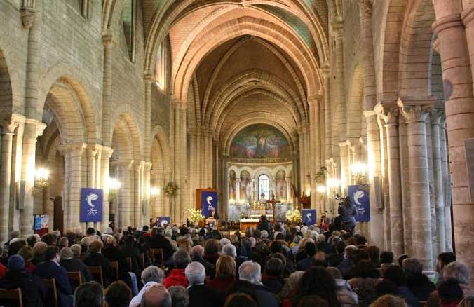 Chants, prières, témoignages et appels à la paix sont au programme de la journée de rencontre interreligieuse « Ensemble avec Marie », organisée le 2 avril 2016, dans la basilique de Longpont.