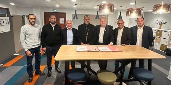 L'équipe de l'association Irchad, aux côtés du maire de Nanterre Raphaël Adam, pour la signature officielle, vendredi 7 novembre 2025, de l'acquisition de l'extension de l'institut Ibn Badis. © Irchad