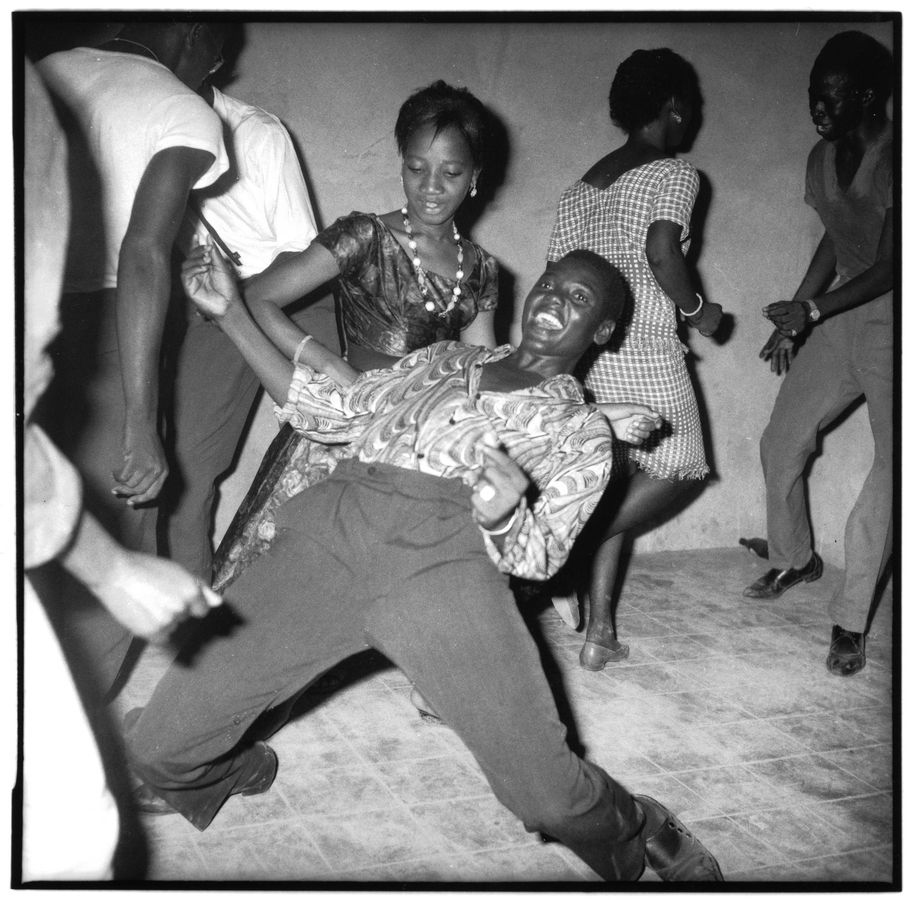 Malick Sidibé Regardez-moi, 1962 Courtesy Galerie MAGNIN-A, Collection Fondation Cartier pour l’art contemporain, Paris