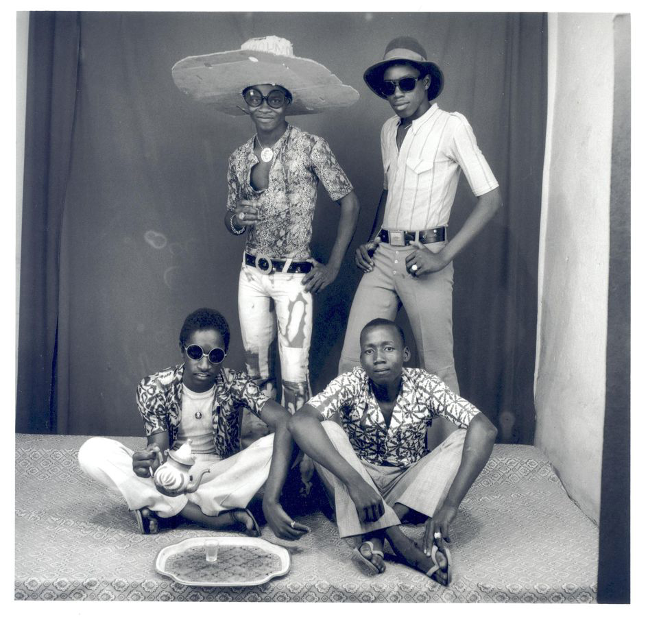 Malick Sidibé Amis des espagnoles, 1968 Courtesy Galerie MAGNIN-A, Collection Fondation Cartier pour l’art contemporain, Paris