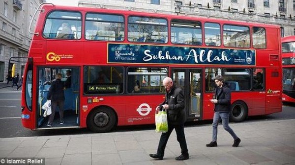 Une des affiches de la campagne publicitaire dans des bus de plusieurs villes britanniques initiée par l'ONG Islamic Relief pour Ramadan.