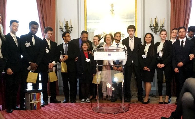 Jesse Jackson, Myriam Cottias et les élèves du lycée Guillaume Tirel à Paris, lauréat du concours La Flamme de l'Egalité.