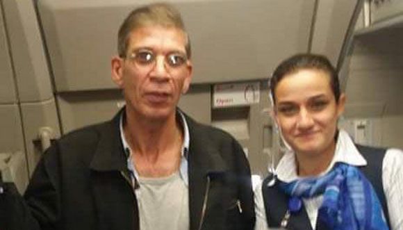 Des passagers et membres de l'équipage de l'avion Egyptair détourné s'étaient pris en photo avec Seif Eldin Moustafa (ici à l'image), suscitant la sidération des internautes dans le monde.
