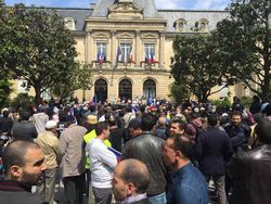 Manifestation de l'UAMC devant la mairie de Clichy le 20 mai 2016.