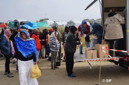 Le Secours islamique France distribue des colis alimentaires auprès des réfugiés à l'occasion du mois de Ramadan, à Calais.