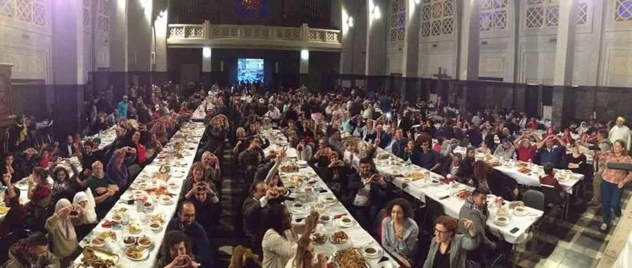 Près de 600 personnes se sont rassemblées à l’église  Saint-Jean Baptiste, à Molenbeek, pour un grand repas de rupture de jeûne. © Hassan Rahali
