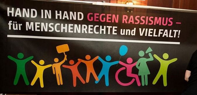 Derrière le slogan « Main dans la main contre le racisme - pour les droits de l'homme et la diversité », des dizaines de milliers de personnes ont manifesté à travers l'Allemagne à la veille de la Journée internationale des réfugiés le 20 juin.