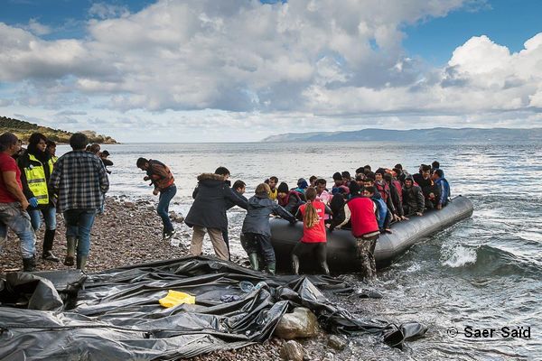 Les réfugiés sont pris en charge par les humanitaires dès leurs arrivée. Lesbos (Grèce), octobre 2015. © Saer Saïd