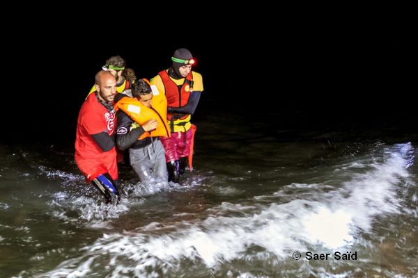 Des secouristes ramènent sur les rives un homme tombé à la mer. Lesbos (Grèce), octobre 2015. © Saer Saïd