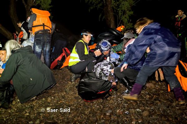 Traumatisés par la traversée et en hypothermie, les réfugiés craquent et s’effondrent dans les bras des médecins et bénévoles. Lesbos (Grèce), octobre 2015. © Saer Said