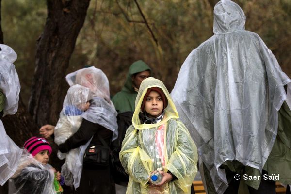 Arrivée sous un orage, cette fillette est restée immobile face à la mer le regard perdu à observer l’horizon plus d’une dizaine de minutes. Lesbos (Grèce), octobre 2015. © Saer Said