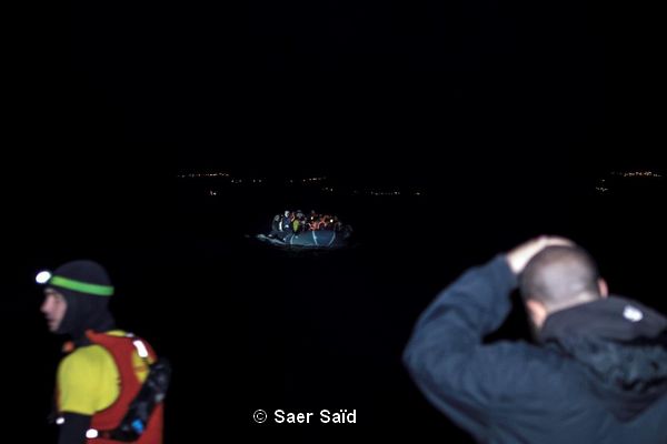 Arrivée d’un bateau pneumatique de nuit avec plus de 40 personnes. Lesbos (Grèce), octobre 2015. © Saer Saïd