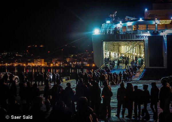 Embarquement sur un ferry pour le continent. Du port de Mytilène vers celui du Pirée, Athènes. Lesbos (Grèce), octobre 2015.