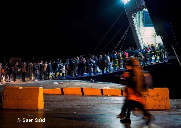 Embarquement sur un ferry pour le continent. Du port de Mytilène vers le port du Pirée d’Athènes. Lesbos (Grèce), octobre 2015. © Saer Saïd