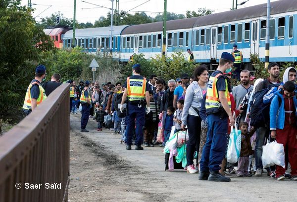 Embarquement à Zakany, au sud de la Hongrie, à bord de trains réformés, tristement surnommés « les trains à bestiaux ». Direction Hegyeshalom, près des frontières autrichiennes. Zakany (Hongrie), octobre 2015. © Saer Saïd