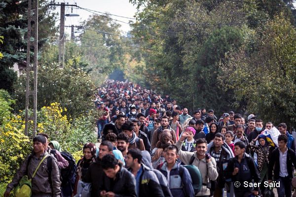 Traversée sous escorte policière du village hongrois d’Hegyeshalom. Hegyeshalom (Hongrie), octobre 2015. © Saer Saïd
