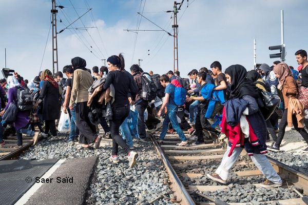 Trois kilomètres de marche pour rejoindre la frontière autrichienne. Hegyeshalom (Hongrie), octobre 2015. © Saer Saïd
