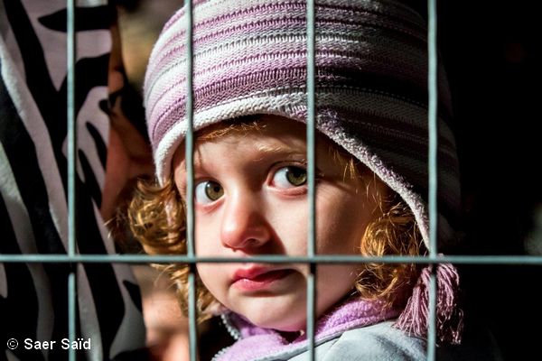 Regard très expressif et troublant de cette fillette lors de l’attente du départ pour Vienne. Frontières austro-hongroises, octobre 2015. © Saer Saïd