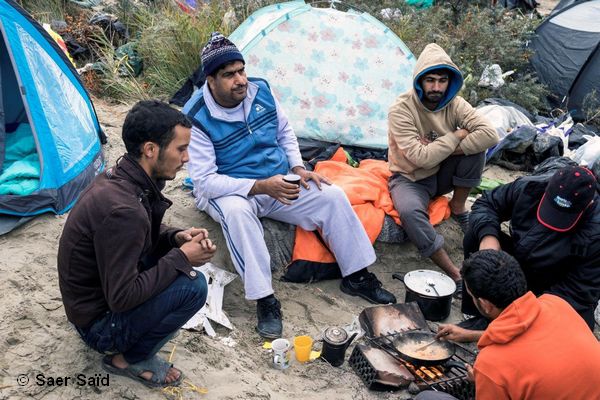 Des réfugiés irakiens de la « jungle » préparent leur petit-déjeuner. Calais, novembre 2015. © Saer Saïd