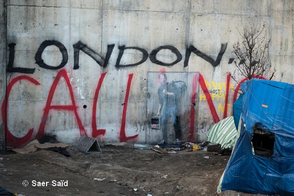Un dessin signé de l'artiste Banksy qui rappelle que Steve Jobs était le fils d'un migrant syrien. Calais, novembre 2015. © Saer Saïd