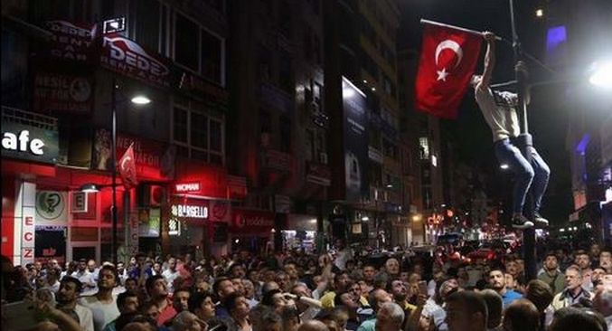 Des milliers de personnes sont descendues dans les rues de plusieurs villes turques comme ici, à Istanbul, à l'appel du président turc Erdogan pour s'opposer un coup de force de l'armée dans la nuit du vendredi 15 au samedi 16 juillet.