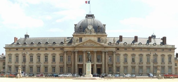Paris : habillé en djellaba, il provoque la panique aux Invalides