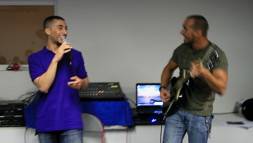 Kareem Salama et son guitariste Aristote, lors d'une rencontre le 15 juillet dernier avec des jeunes d'une association musicale à Meaux (Seine-et-Marne) (Photo : Anissa Ammoura / Saphirnews)