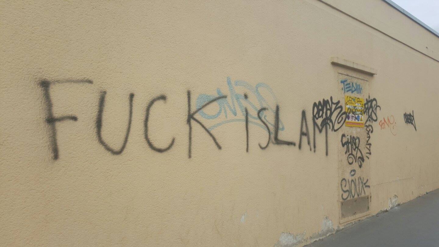 Les murs de la mosquées et d'autres murs à proximité recouverts de tags islamophobes. © Abdé Traoré